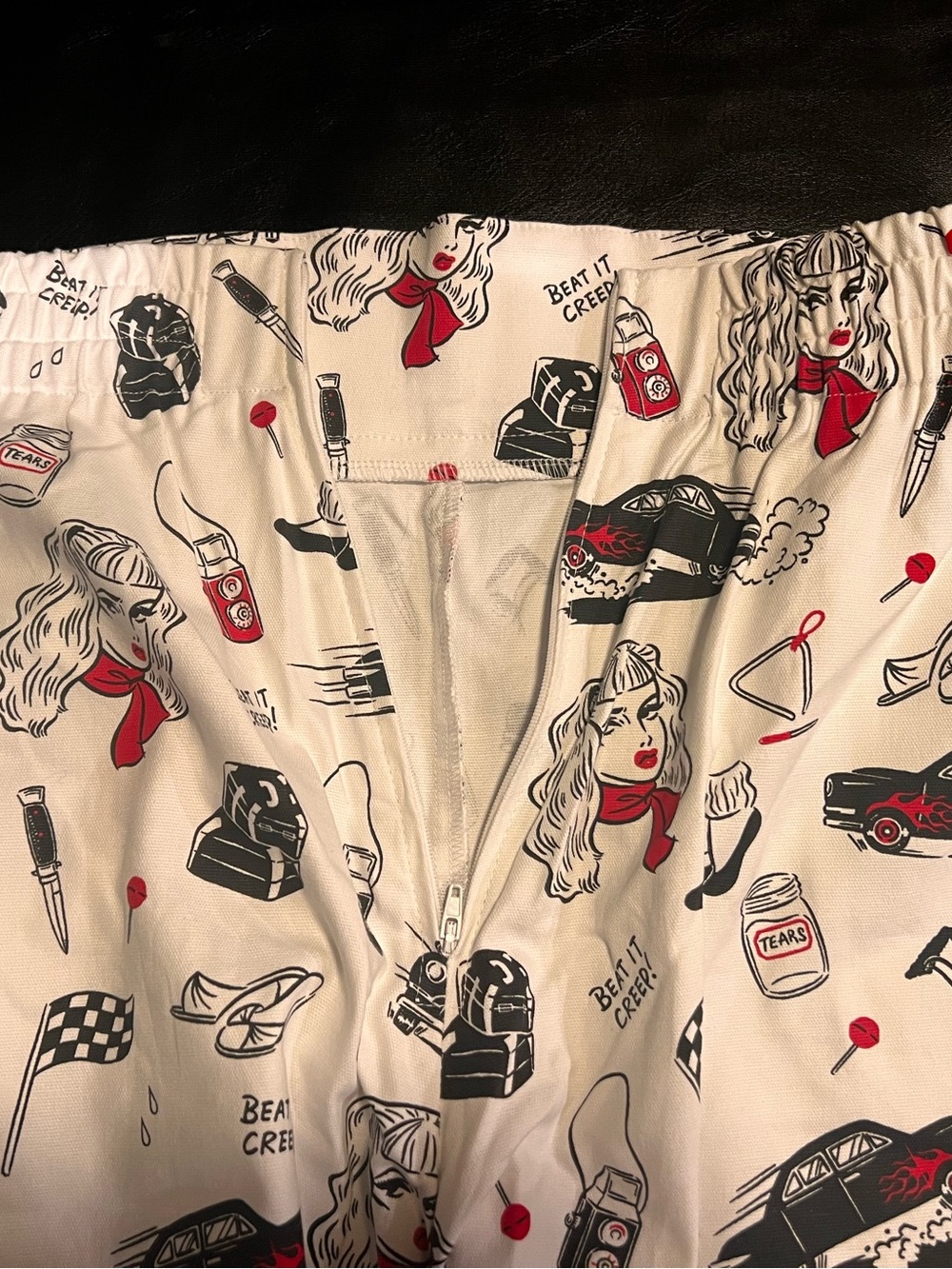 Pinup Couture White Cropped Pants with Retro Print - Picture 6 of 6